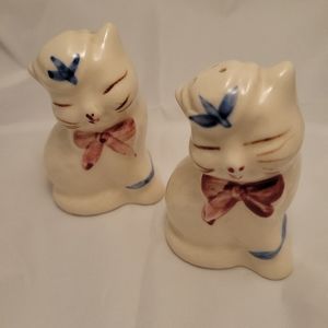 Shawnee cat kitten salt and pepper  shakers. Vintage